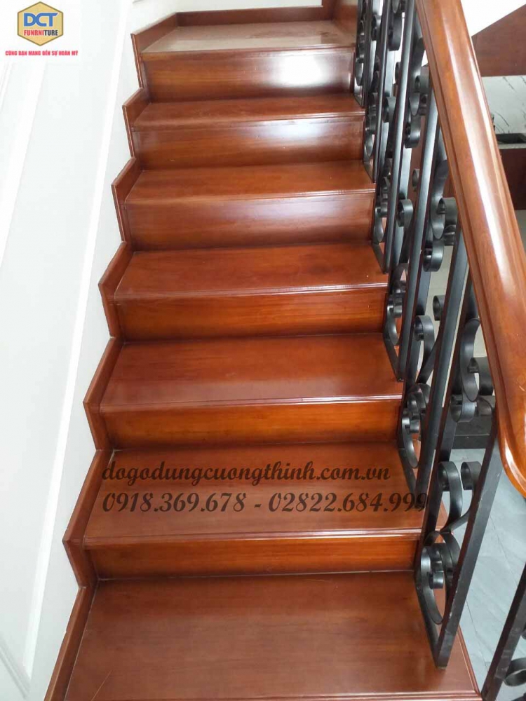 cầu thang gỗ kết hợp sắt